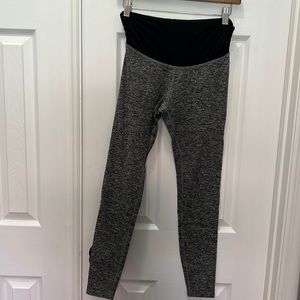 Beyond Yoga beyond the bump maternity active leggings ; size S; gray